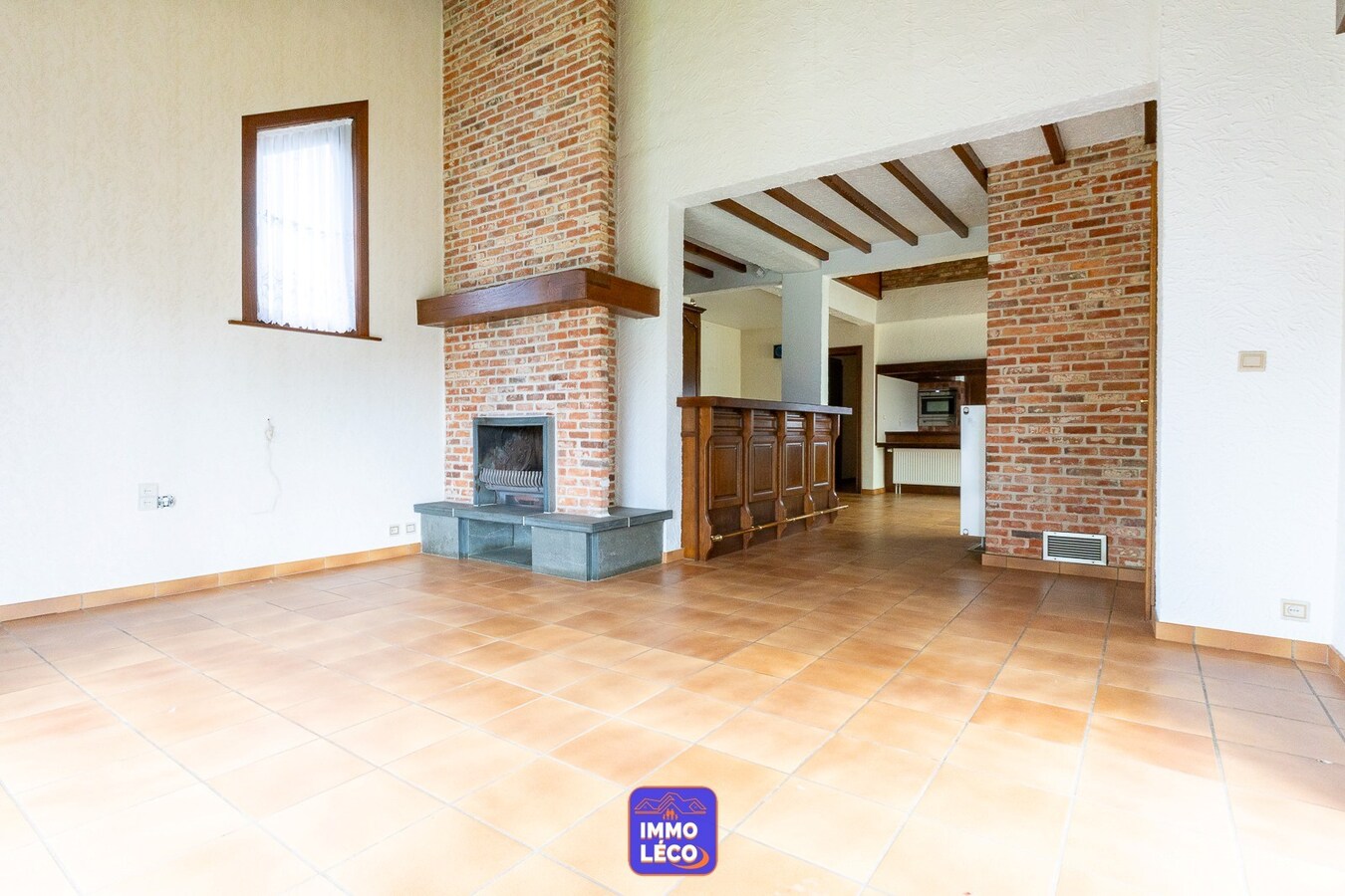 Villa d'architecte érigée sur 712m² avec jardin, double garage, parking privatif, dans un clos prisé ! 