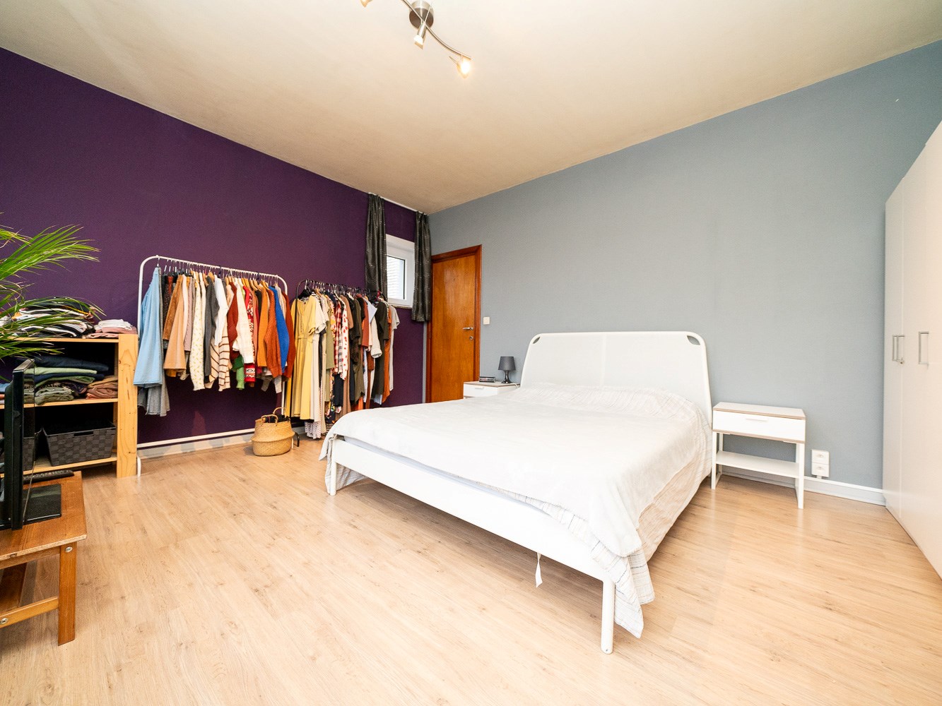 Volledige gerenoveerde 3-gevel woning 