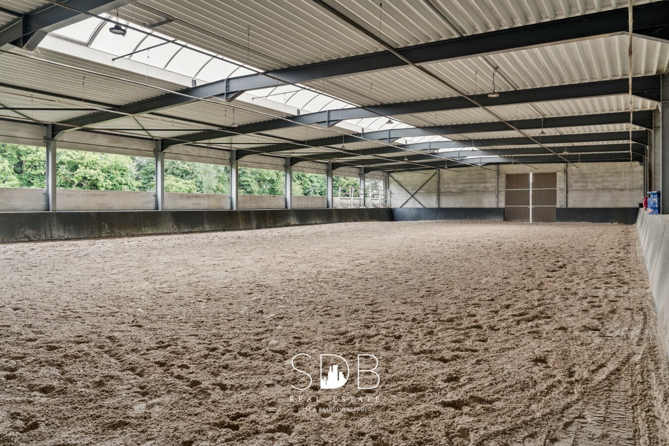 Prachtige villa met hippische accommodatie en graslanden op +/- 9 ha 