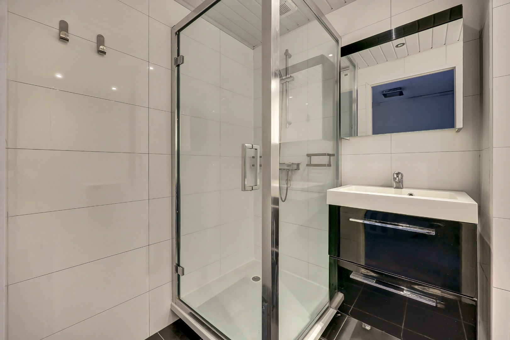 Sfeervol en karakteristiek jaren '30 bovenwoning met prachtige glas-in-lood details, 2 goede slaapkamers, ruime keuken en badkamer en gelegen op eigen grond! 