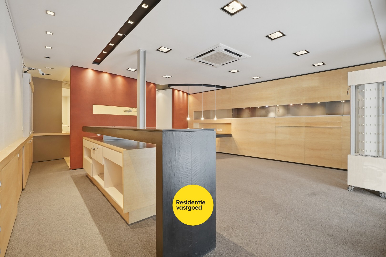 Multifunctionele woning met handelsruimte in hartje Veurne. 