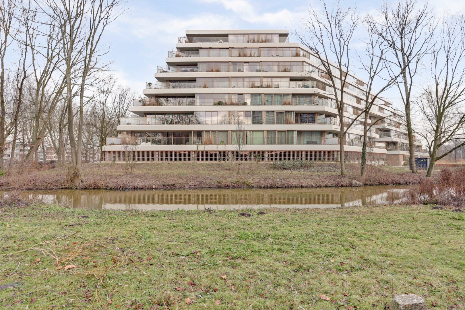 Modern en energiezuinig appartement (A++) met ruim terras op het westen, eigen parkeerplaats, fraaie keuken, badkamer en gelegen op eigen grond. 