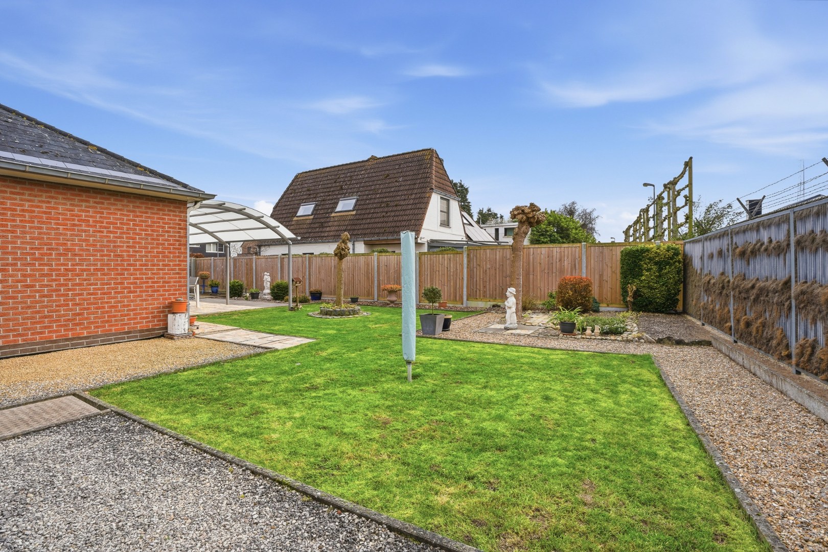 Alleenstaande bungalow met garage en tuin  op 684 m² 