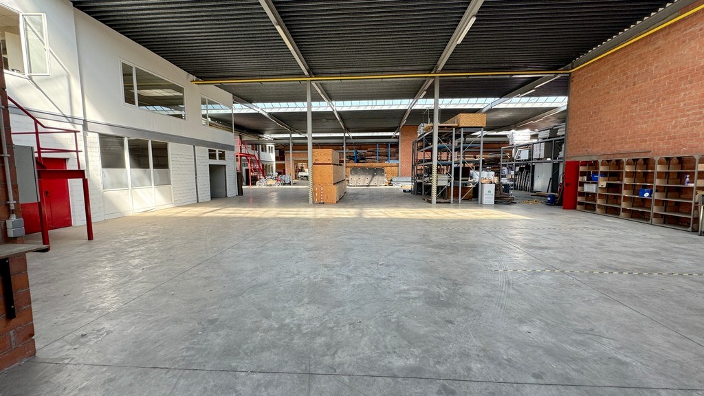 Magazijn met kantoren te huur vlakbij A12 in Wilrijk