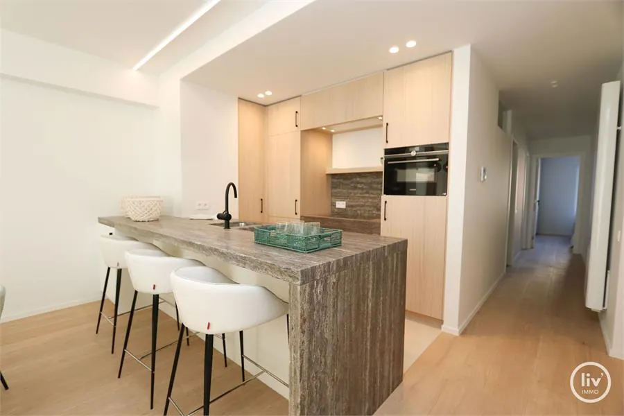 Appartement luxueusement rénové avec 3 chambres pour un lit double, très bien situé près de l'av. Dumortier.