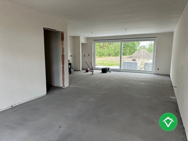 Moderne nieuwbouw tussenwoning met drie slaapkamers en garage in Moere 
