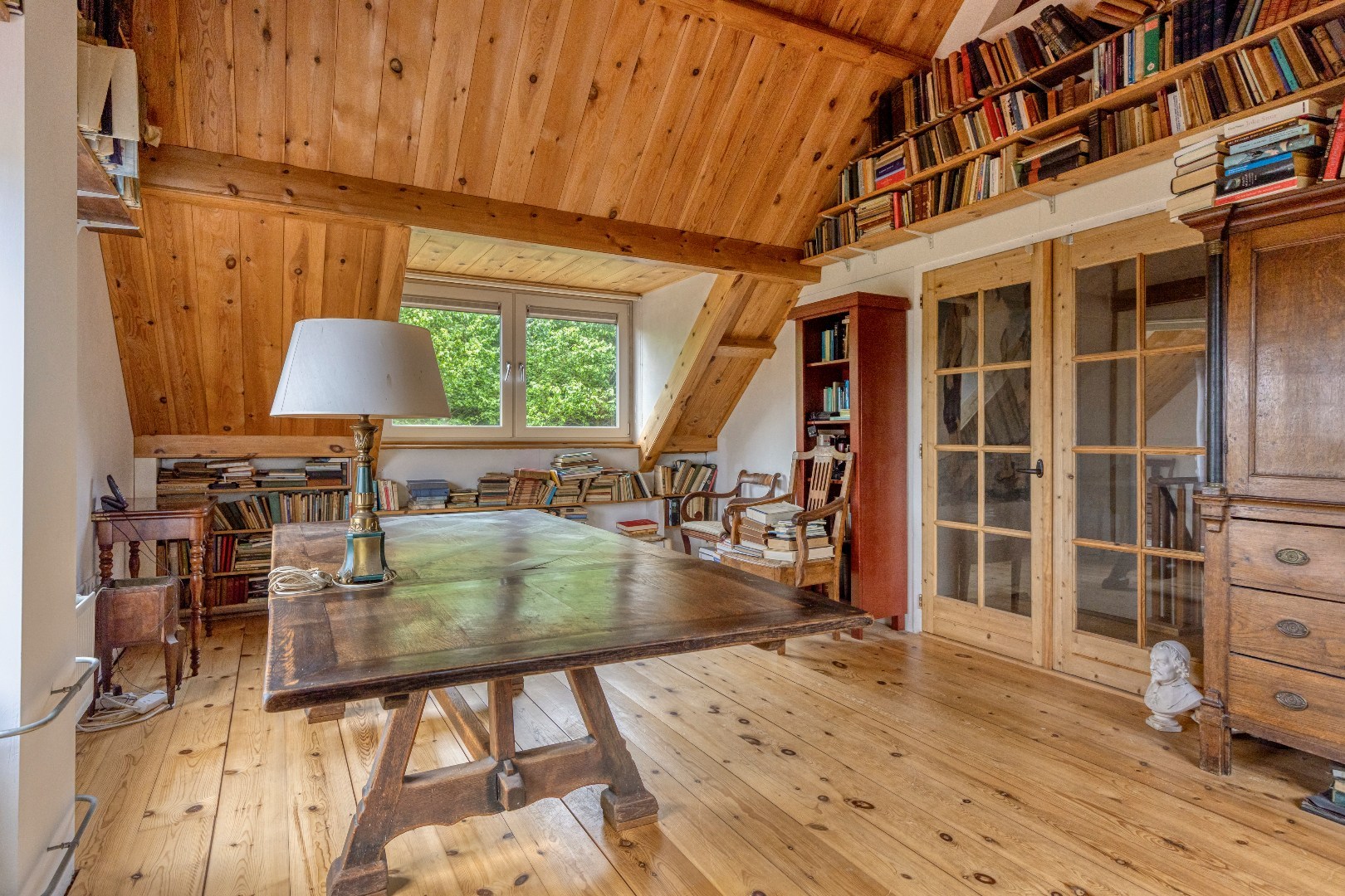 Een plek als deze komt zelden beschikbaar: een unieke combinatie van wonen tegen de duinen aan en nabij het strand en nabij de boswachterij op één van de meest geliefde plekken van de Zeeuwse kust. Bi 