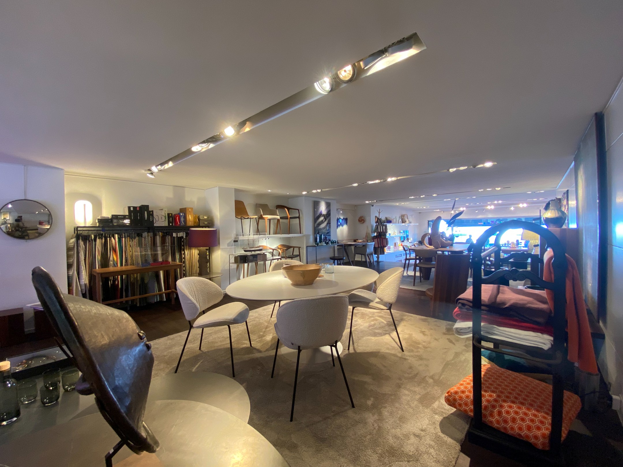 À LOUER : Spacieux local commercial sur la digue du Zoute avec une large vitrine 