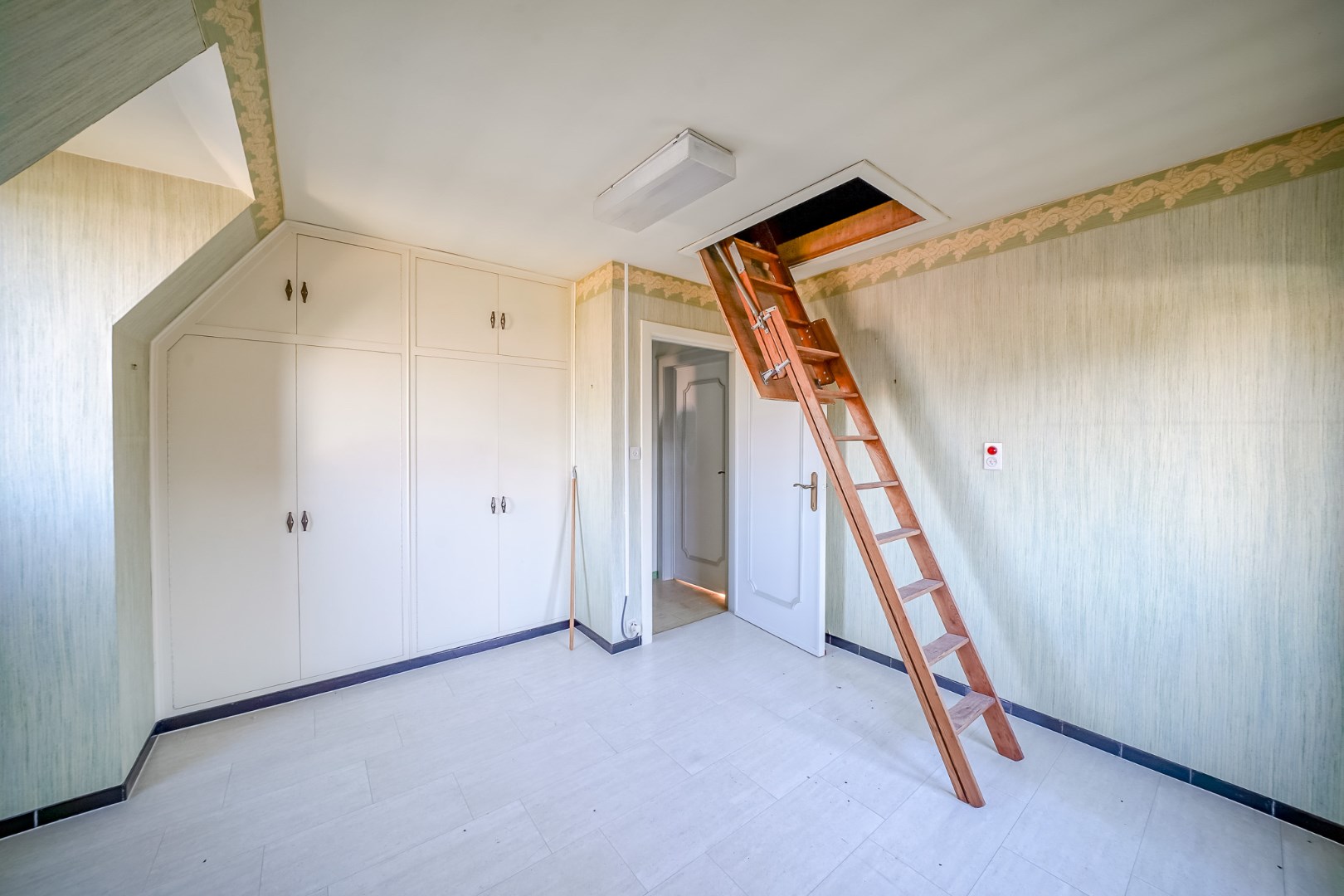 Statige villa uit de jaren ‘65 met zuidgerichte tuin in hartje Oudenburg. 