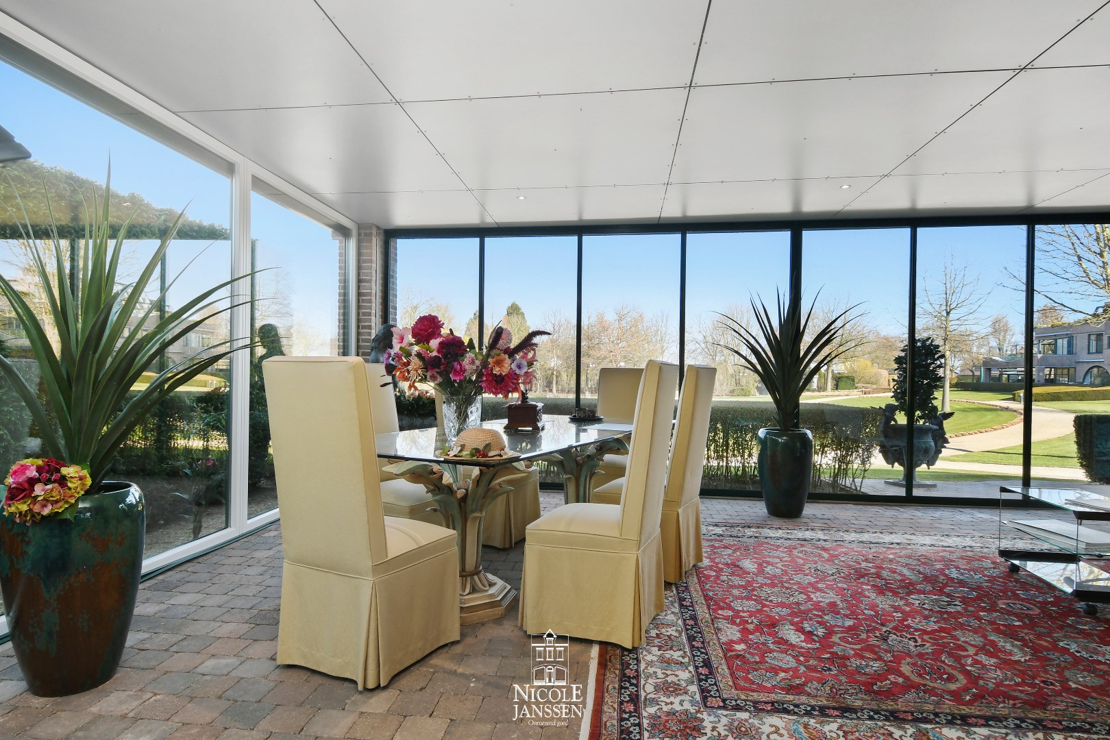 Orangerie met fantastisch uitzicht over de aangelegde tuin met vijverpartij