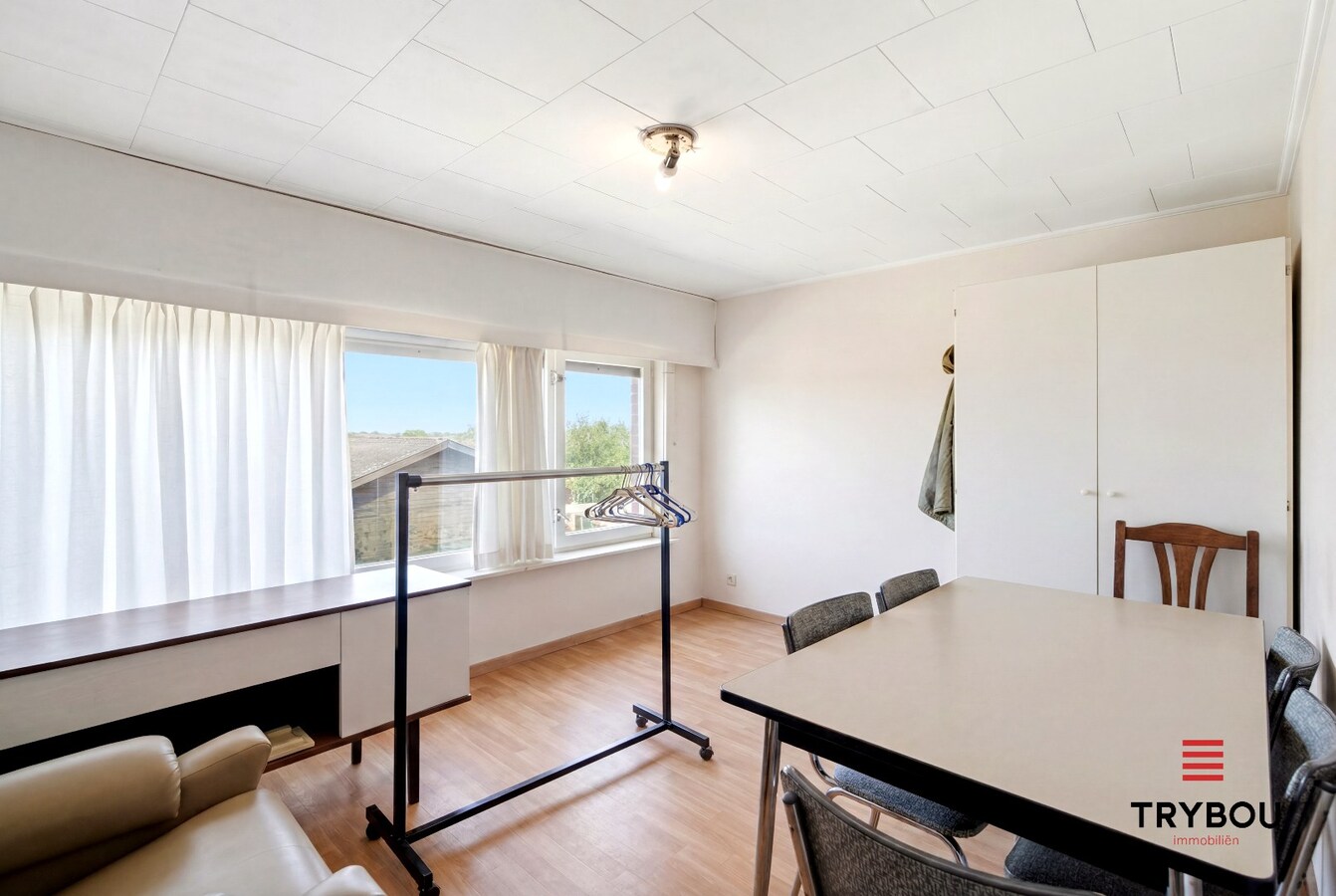 Alleenstaande woning op een ruim perceel met 3 slaapkamers en 2 garages! 