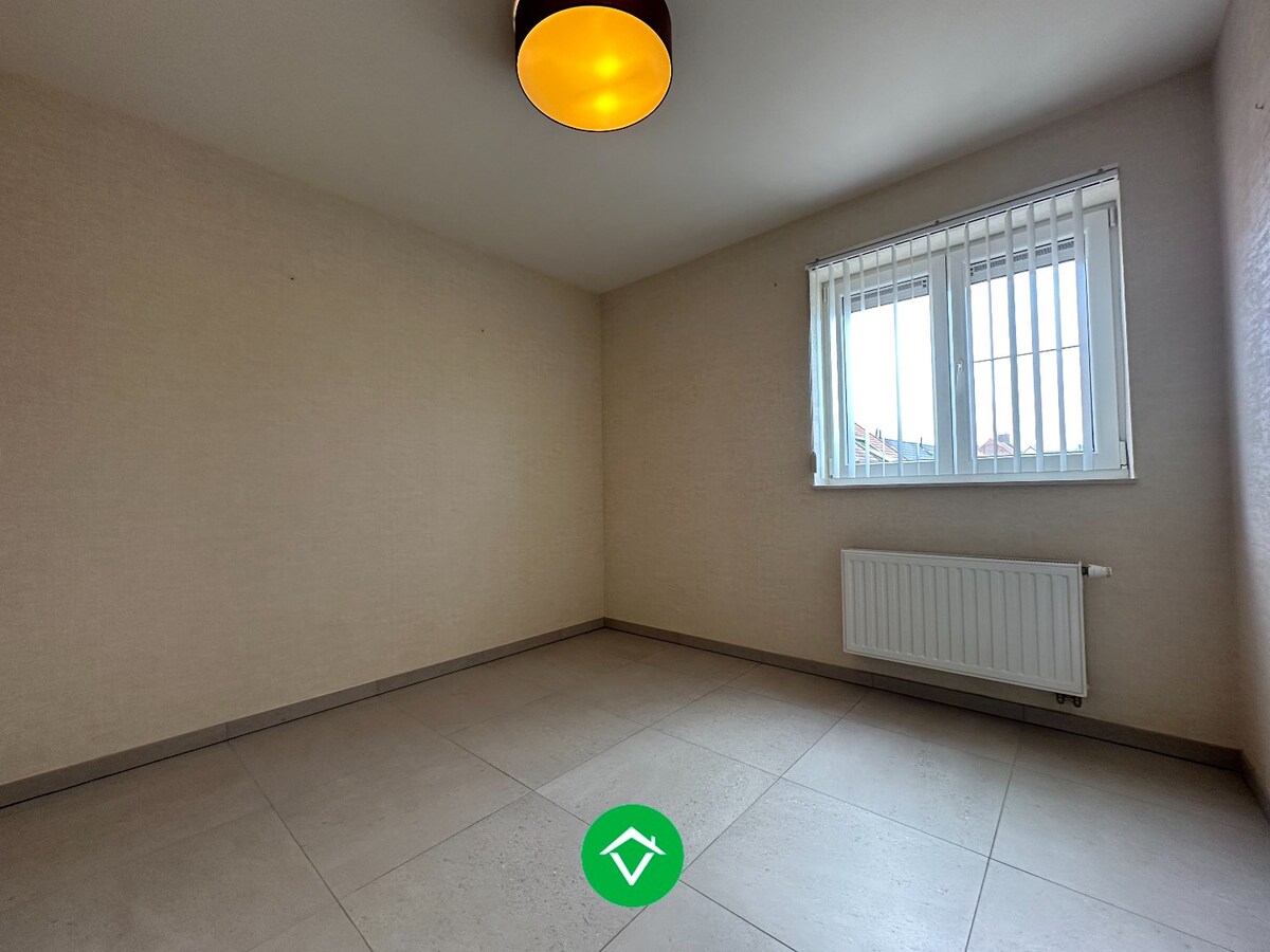 Charmant 2-slaapkamerappartement met garage en extra berging aan markt Kortemark 