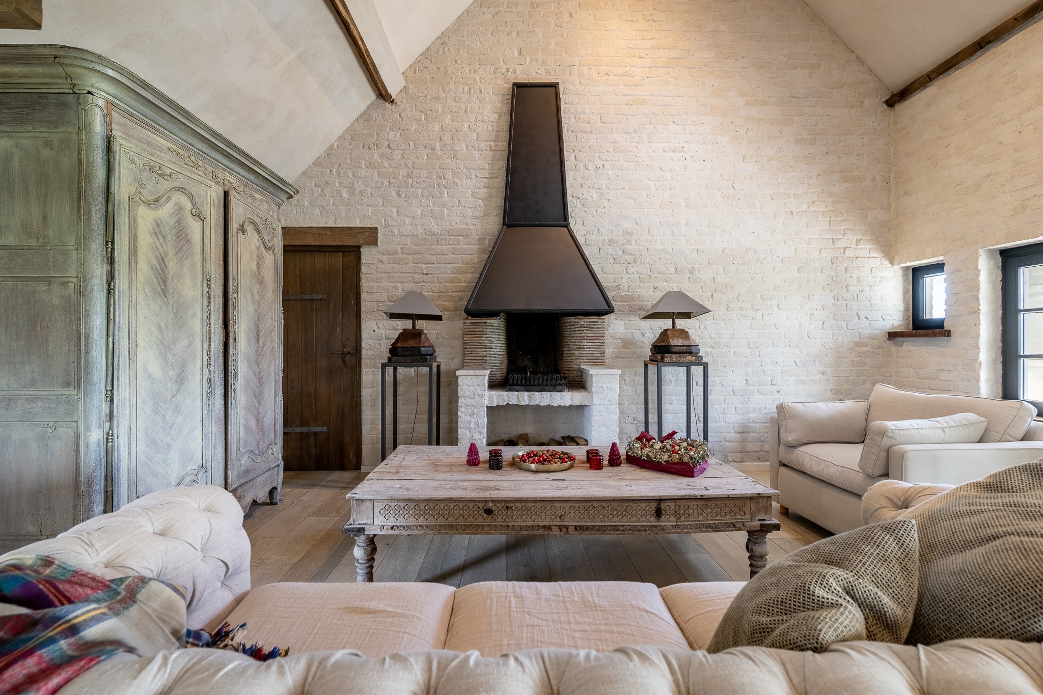 Uitzonderlijk gerenoveerde Hoeve met bijhuis op een domein van 1,5 hectare 