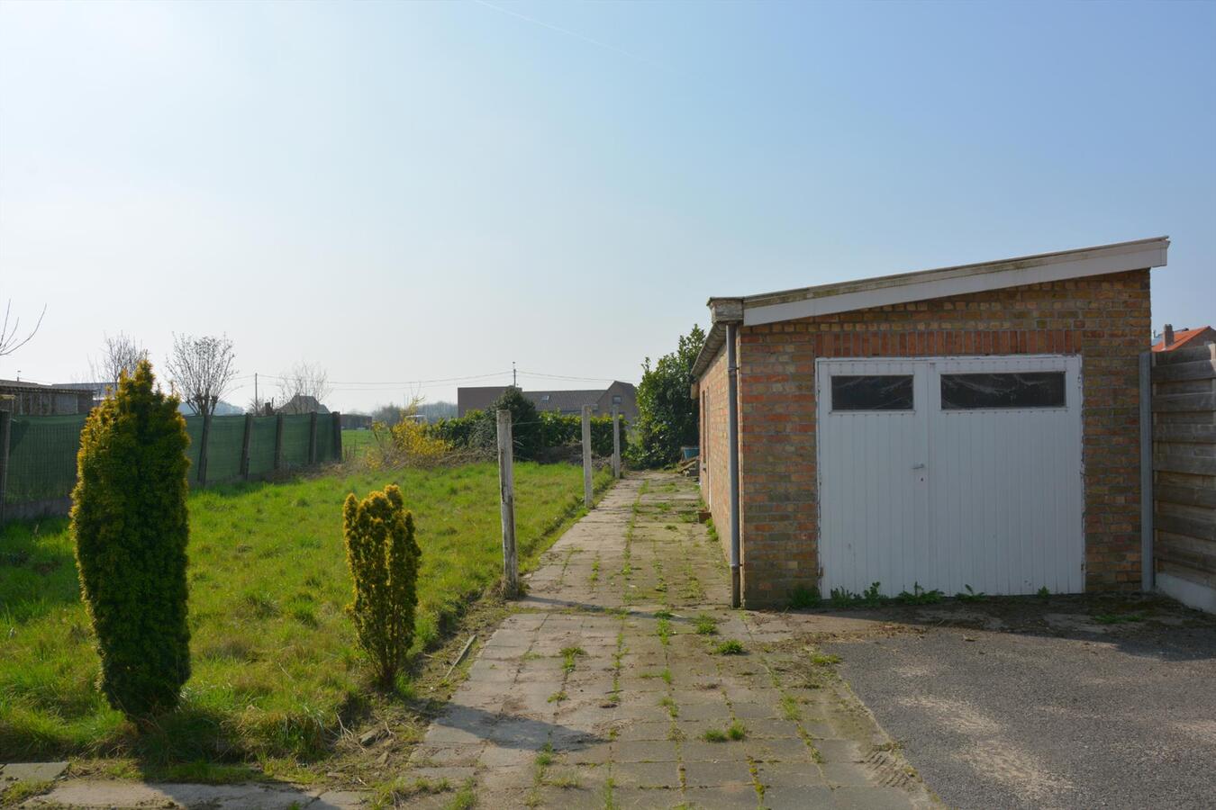 Op te knappen vrijstaande woning 