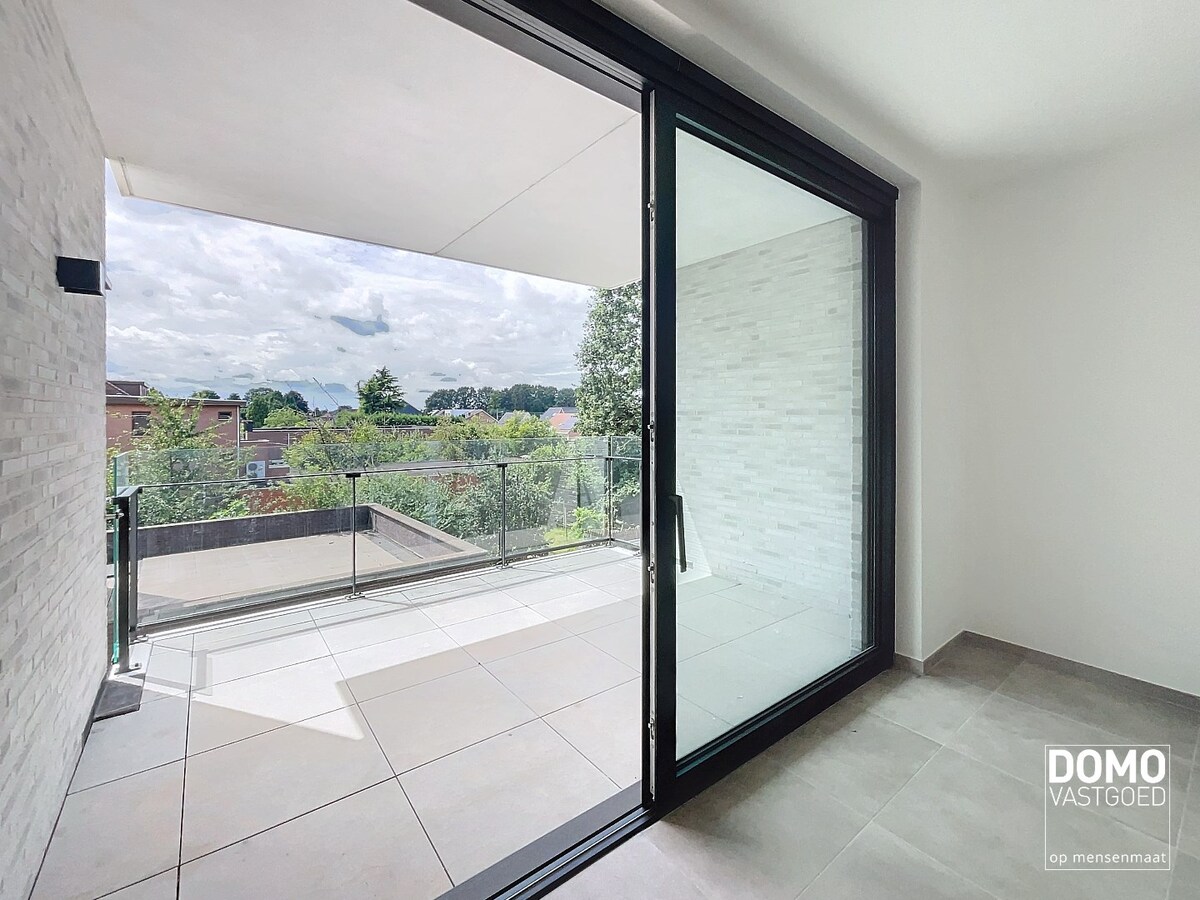 NIEUWBOUWAPPARTEMENT MET 2 SLAAPKAMERS, RUIM TERRAS, ONDERGRONDSE AUTOSTANDPLAATS EN KELDERBERGING AANWEZIG IN MAASMECHELEN 