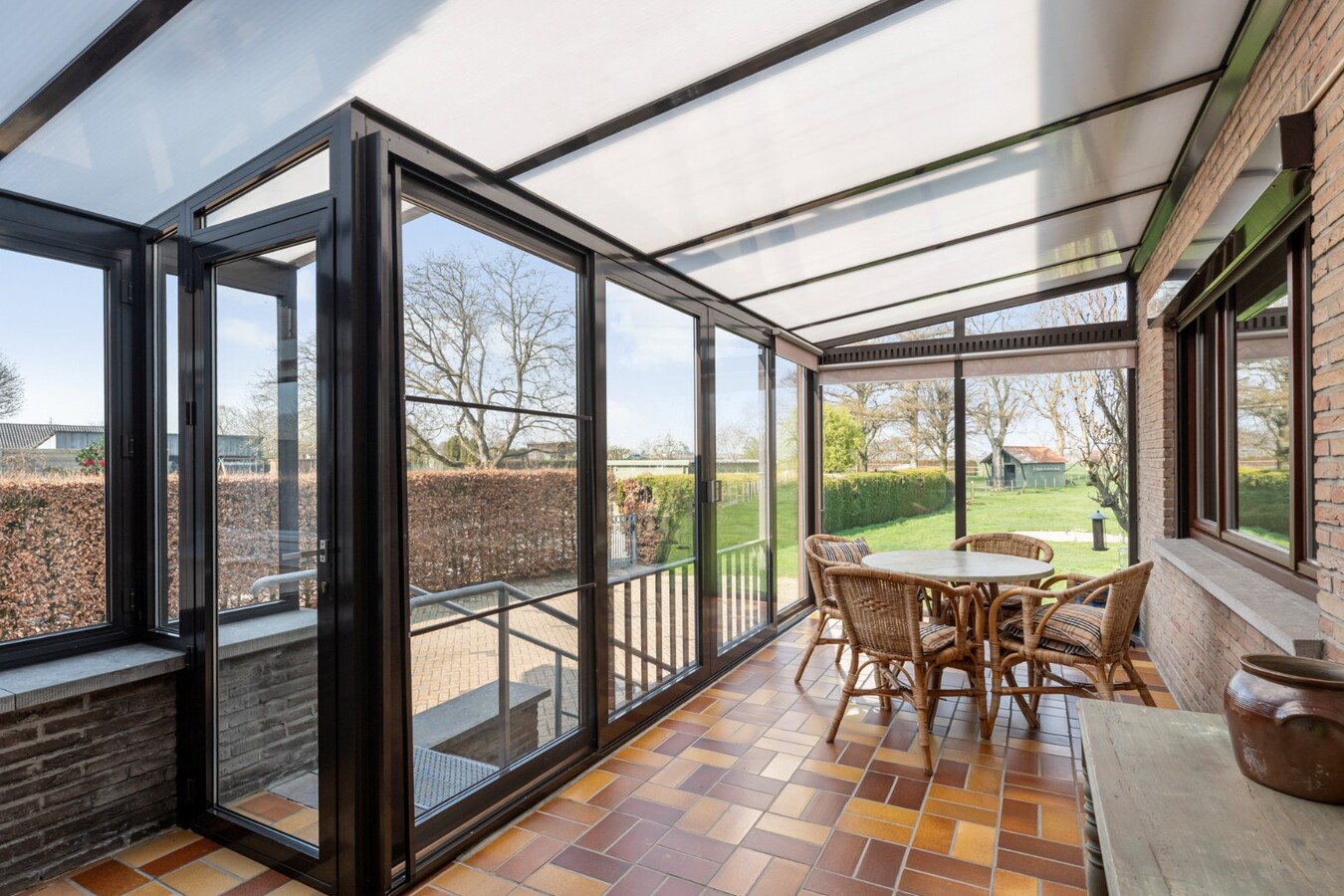 Zeer goed onderhouden gelijkvloerse gezinswoning op een riant perceel van 19a75ca op een rustige locatie te Schalkhoven, een deelgemeente van Hoeselt. 