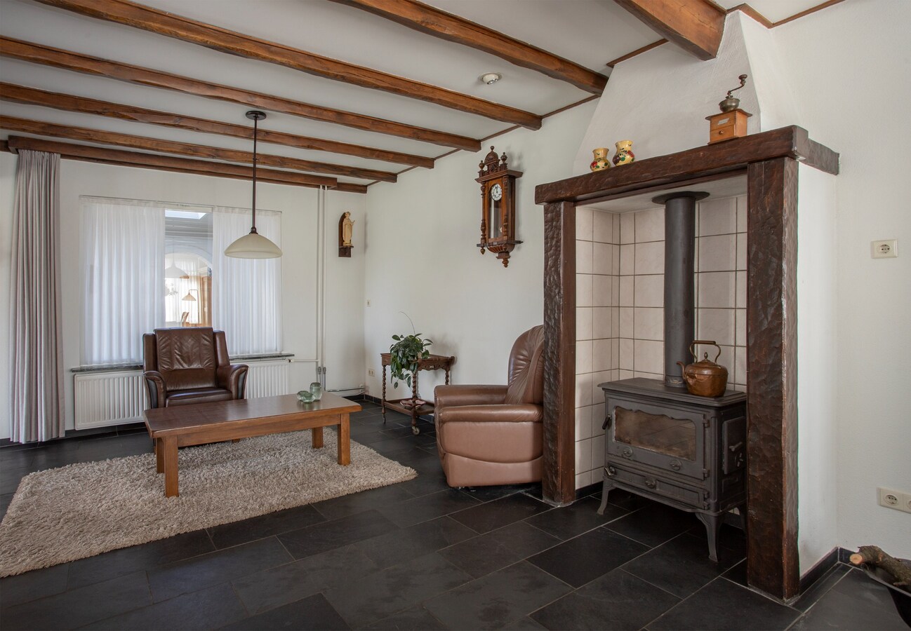 Royale halfvrijstaande woning met uitzicht over de landerijen, op korte afstand van het centrum. 