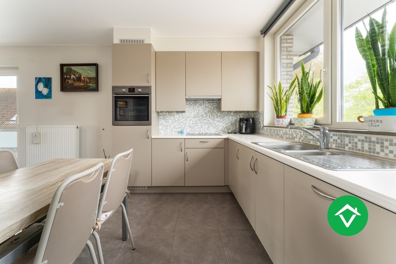 Instapklaar appartement met 2 slaapkamers en grote terrassen te Leke 