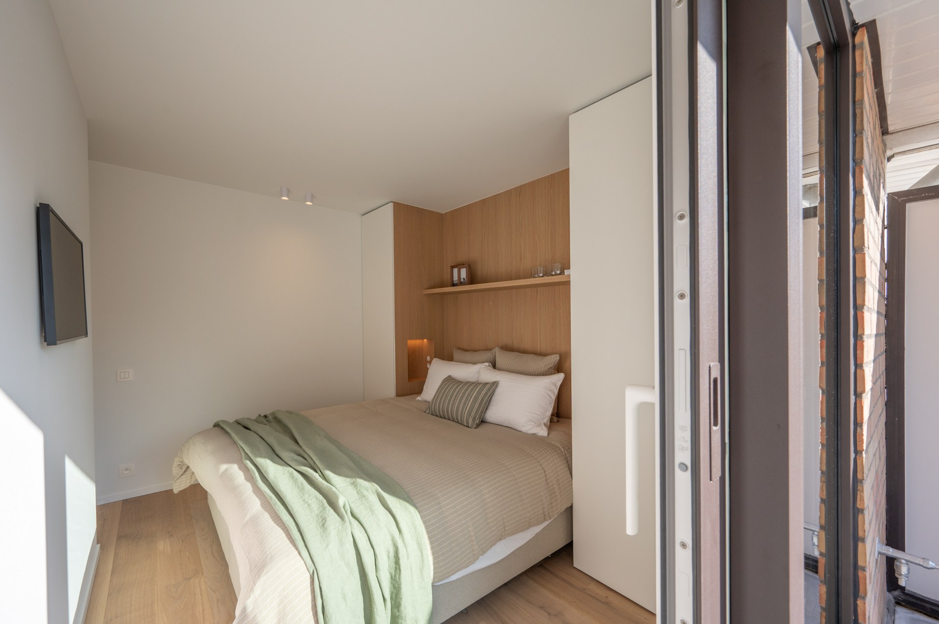Exclusief gerenoveerd appartement met 3 slaapkamers te koop vlak bij het Albertstrand en het Lichtorenplein. 