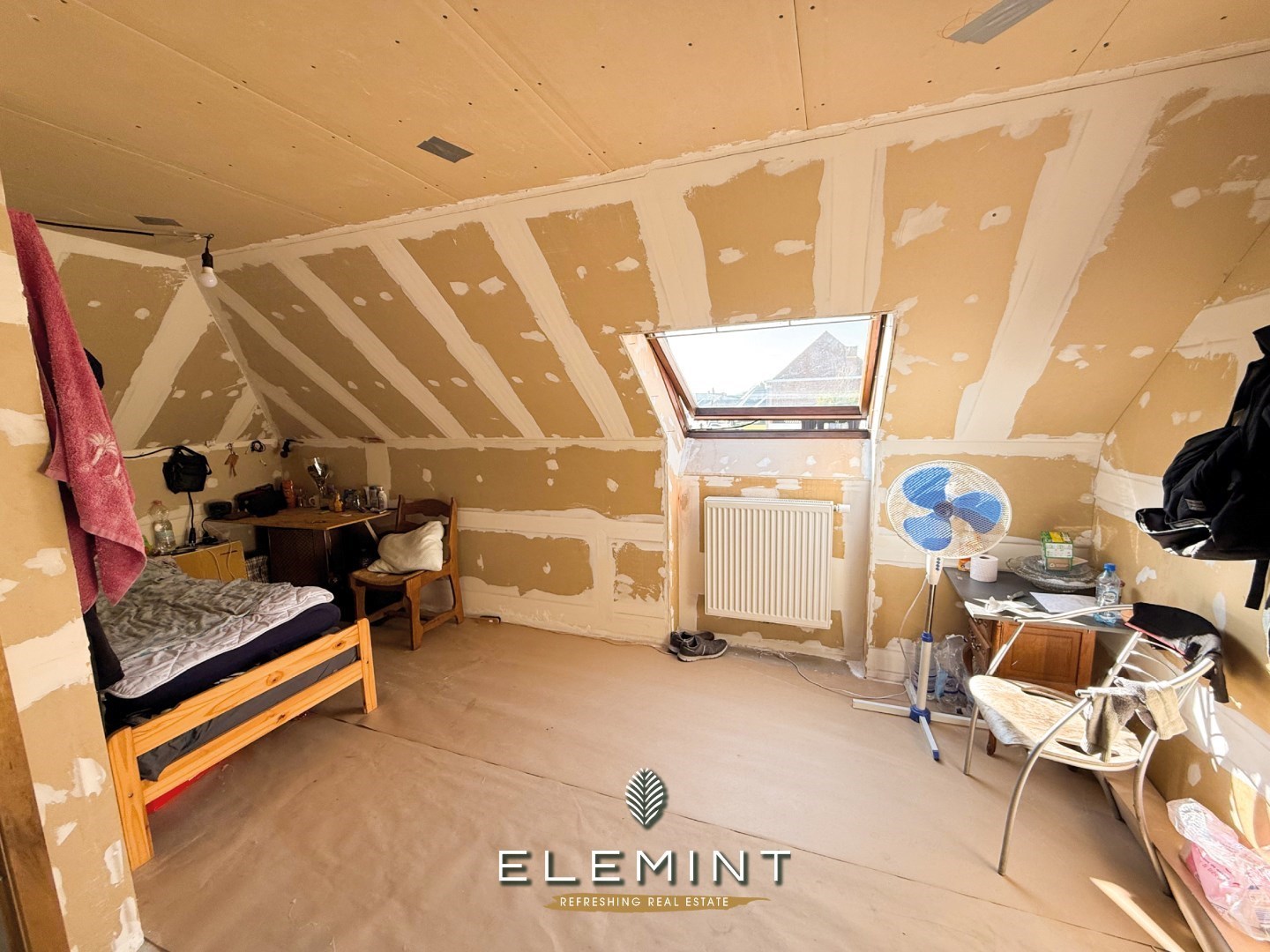 Heel ruim halfopen bebouwing met 4 slaapkamers en garage 