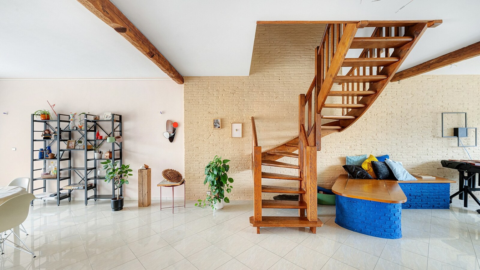 Ruime bel-etagewoning met garage en zonnepanelen in hartje Heist. 