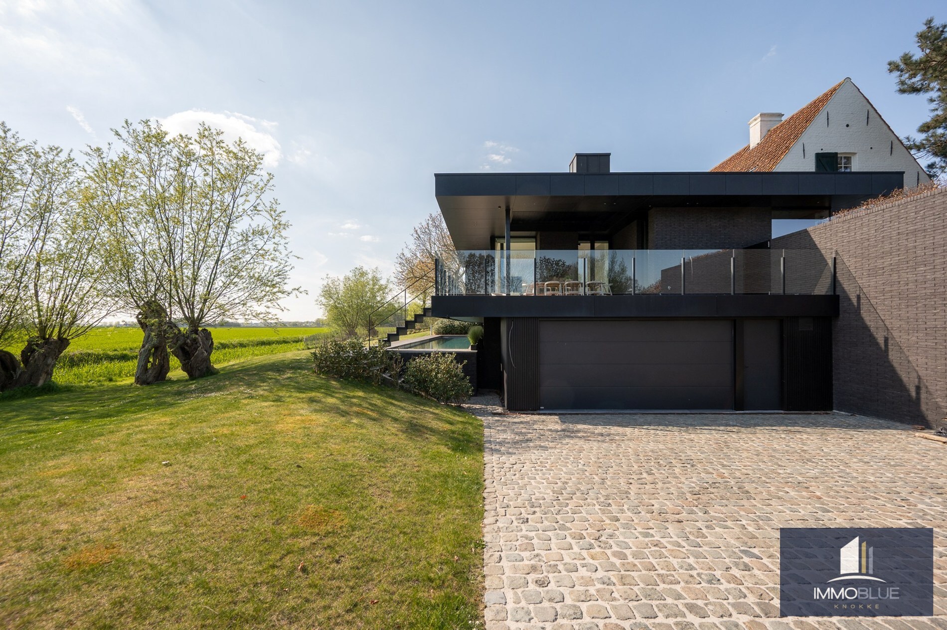 Uniek eigendom met adembenemende zichten gelegen op een perceel van ongeveer 3000 m². 