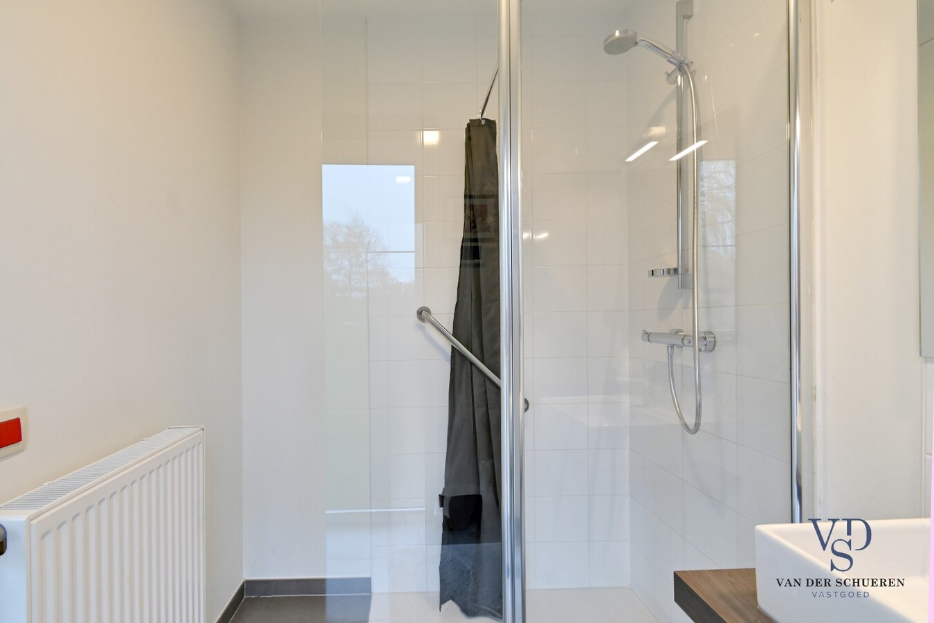 Ruime (!!) en recente assistentie-flat incl. overdekte staanplaats. 