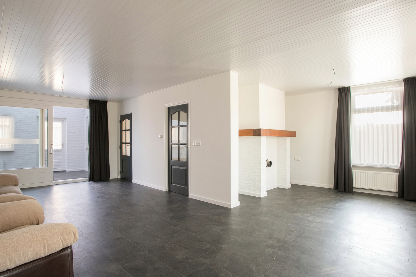 Deze vrijstaande woning met bedrijfsgebouwen staat tegen het bedrijventerrein van Reusel. 