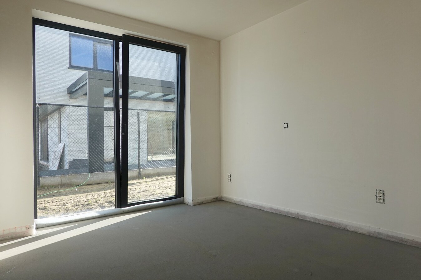 Nieuwbouwwoning met 4 slaapkamers op een uitstekende ligging in centrum Jabbeke 