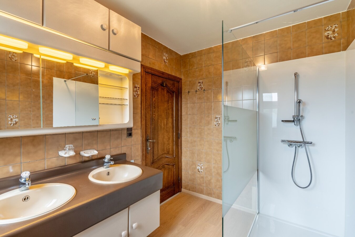 Ruime woning met garage, tuin en 3 slaapkamers op een zeer rustige locatie. 