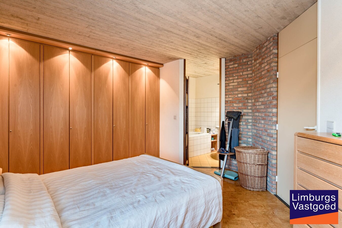 Gezinswoning met zuidgerichte tuin en garage, 5a 85ca 