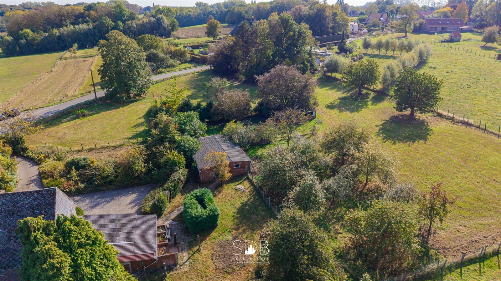 Landelijke hoeve met bijgebouwen en aanpalende graslanden op 14.677m² 