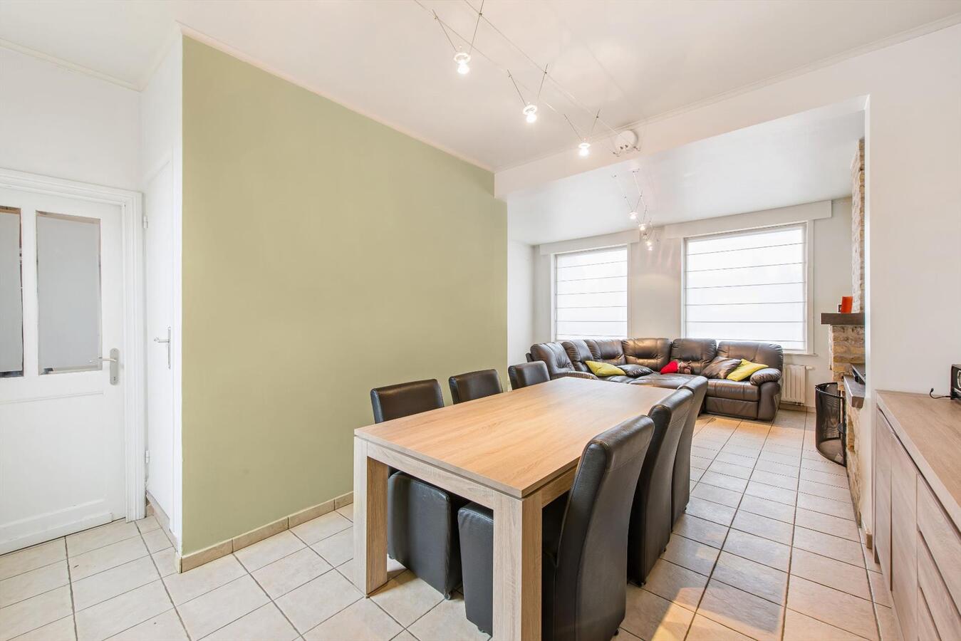 Ruime halfopen  woning met zuidgerichte tuin en garage 