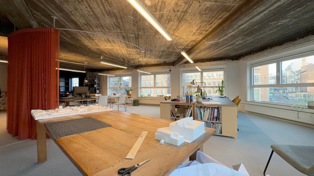 Ingedeelde kantoorruimte te huur in centrum Gent