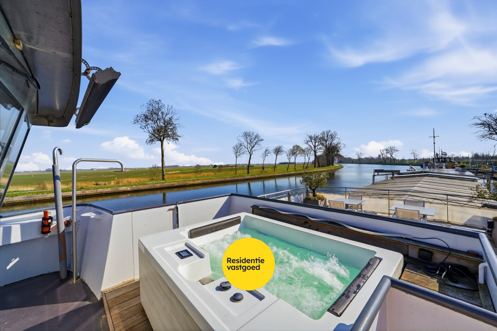 Unieke woonboot met B&amp;B en vergunde ligplaats in Plassendale 