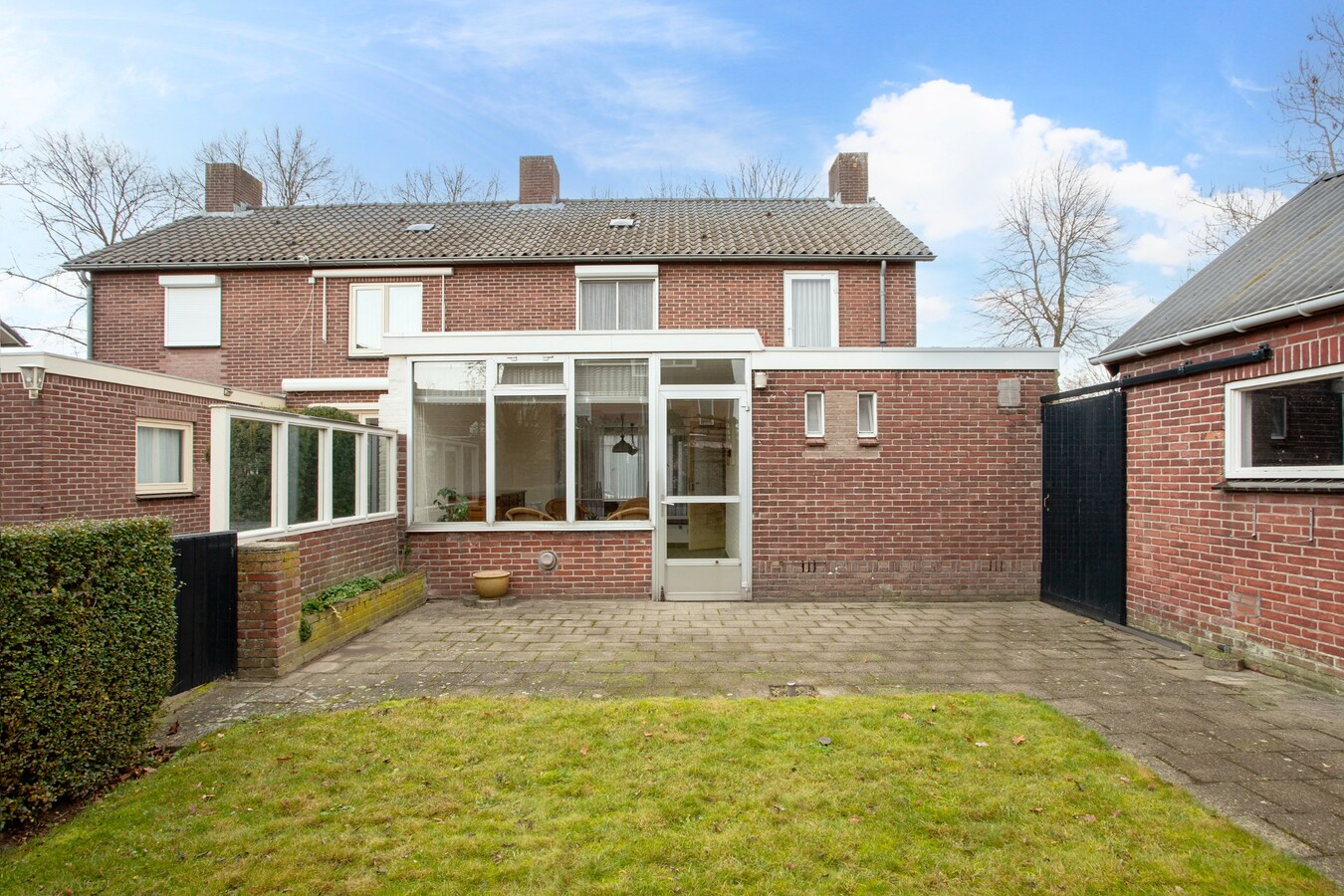 Halfvrijstaand woonhuis met garage gelegen op een royaal perceel van 460 m2. 