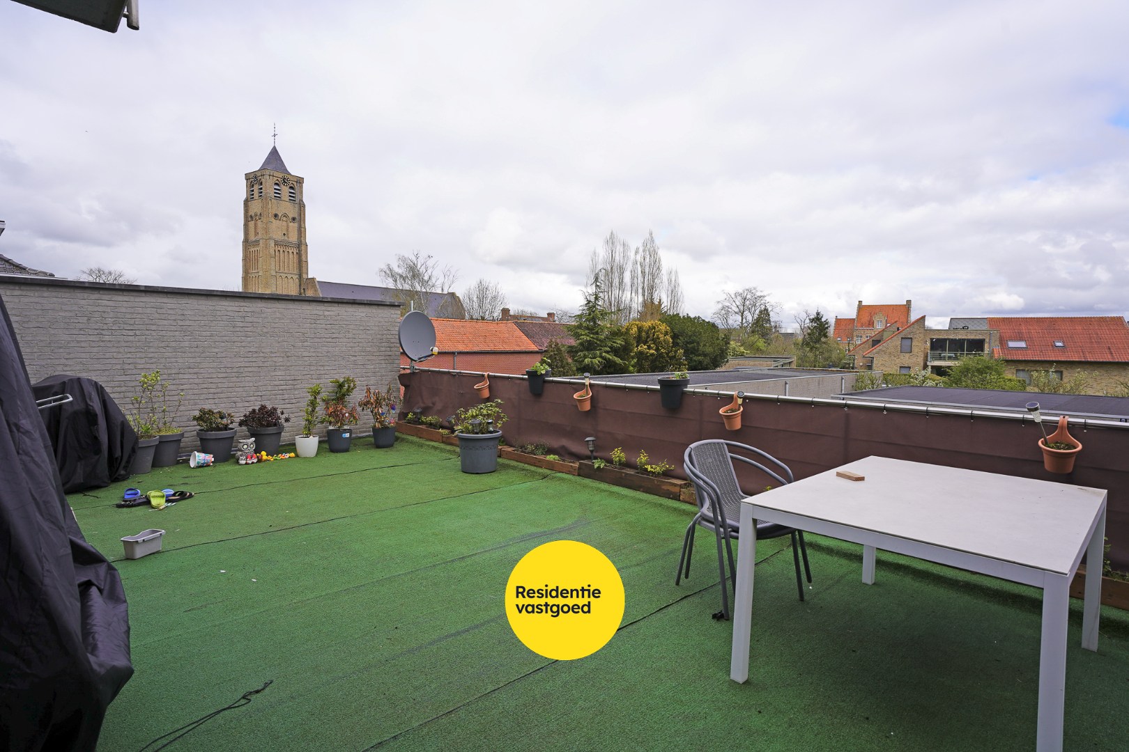 Recent appartement met privatieve tuin (346m²)  en ruim terras (40m²) in het centrum van Woumen! 