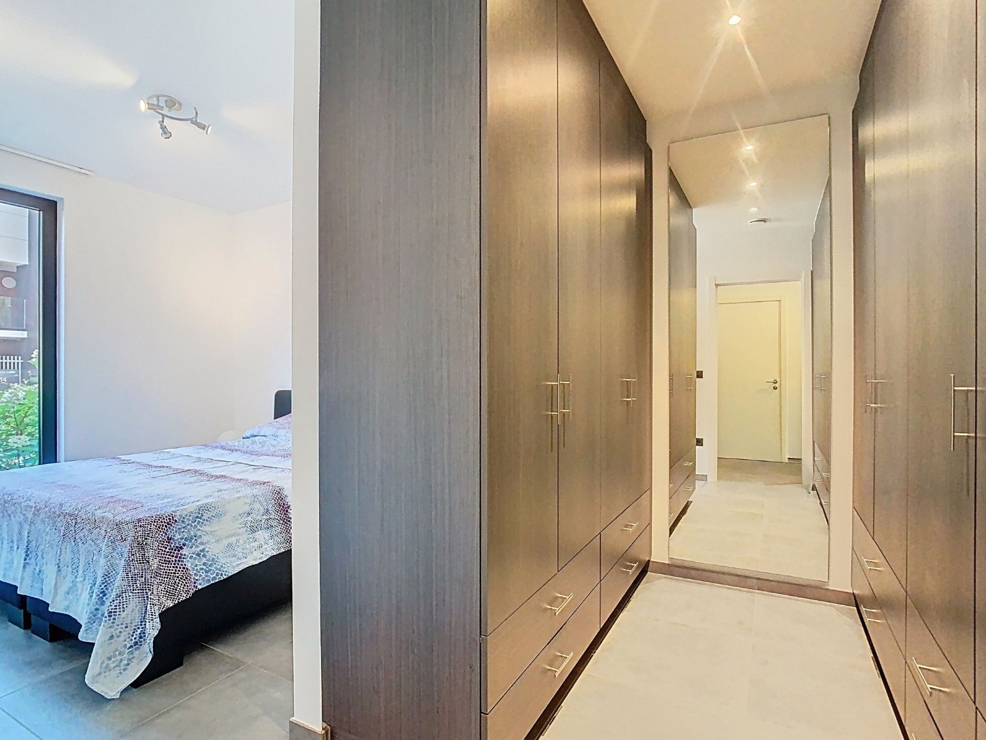 Recent gelijkvloers appartement met tuin, 2 slaapkamers en dressing 