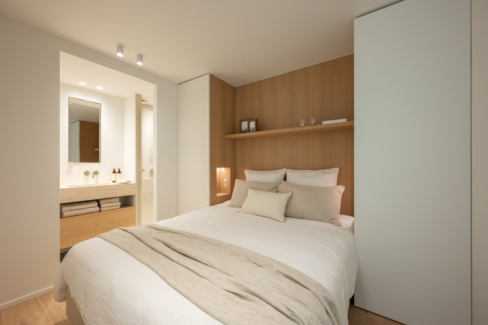 Exclusief gerenoveerd appartement met 3 slaapkamers te koop vlak bij het Albertstrand en het Lichtorenplein. 