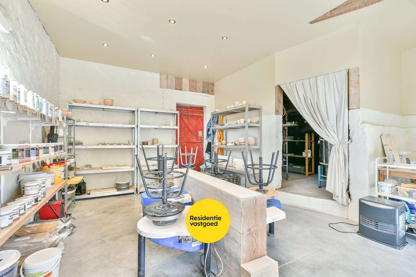 Authentieke hoeve met bouwland, stallen en bijgebouwen op unieke landelijke ligging tussen De Haan en Nieuwmunster 