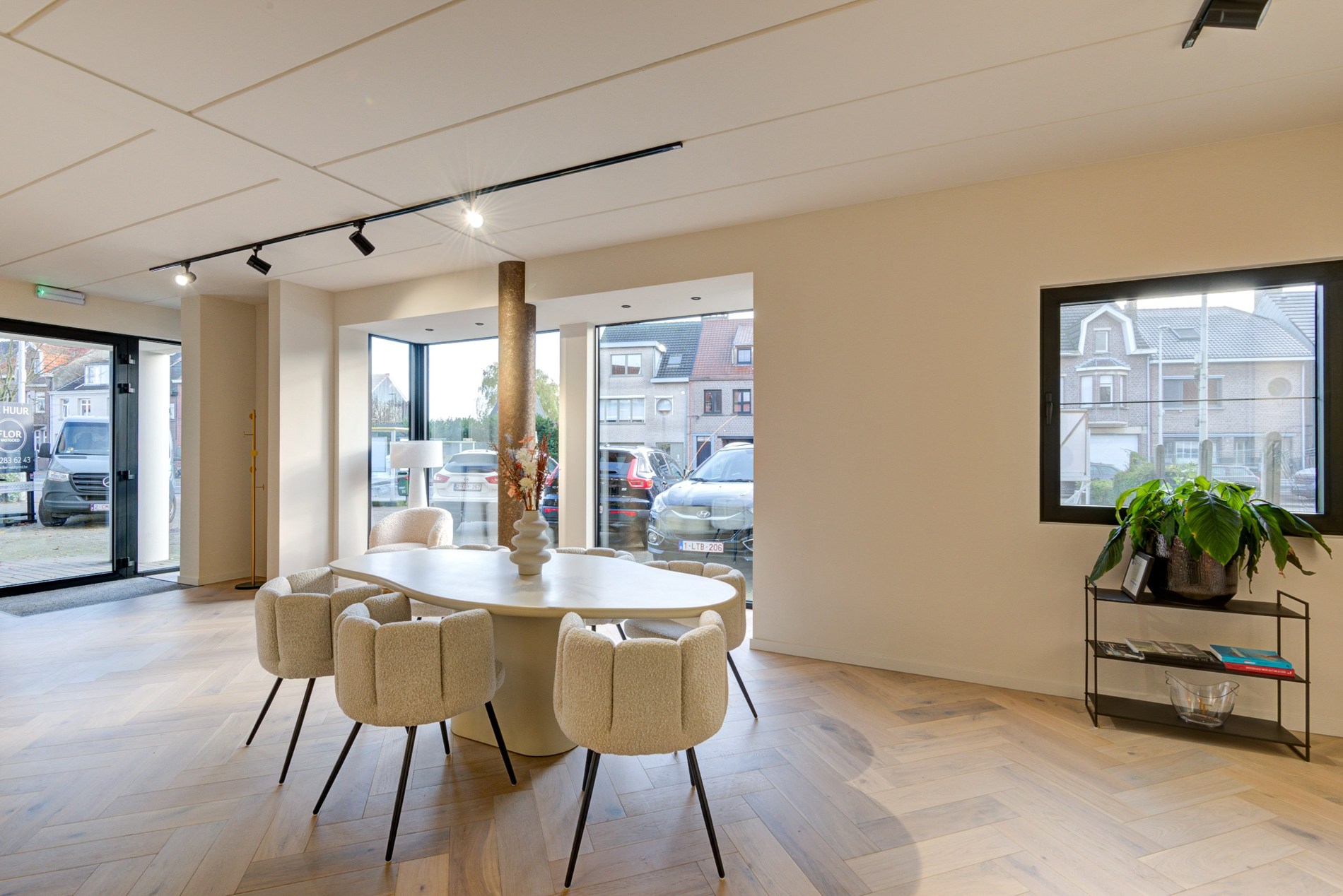 High-End Kantoor/ commerciële ruimte/ praktijk met luxe afwerking en 5 parkeerplaatsen. 