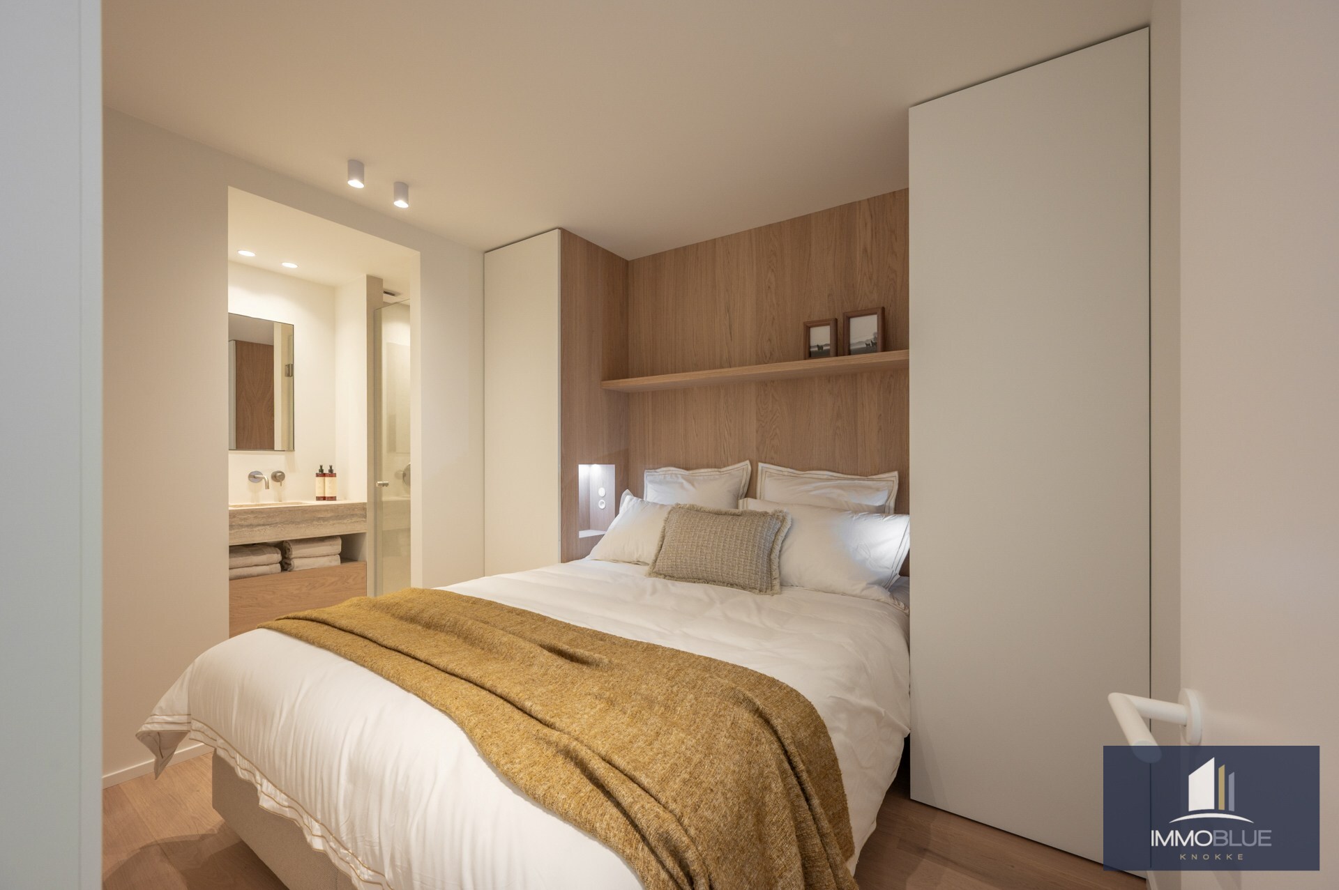 Stijlvol volledig gerenoveerd drie-slaapkamer appartement op toplocatie nabij het Lichttorenplein. 