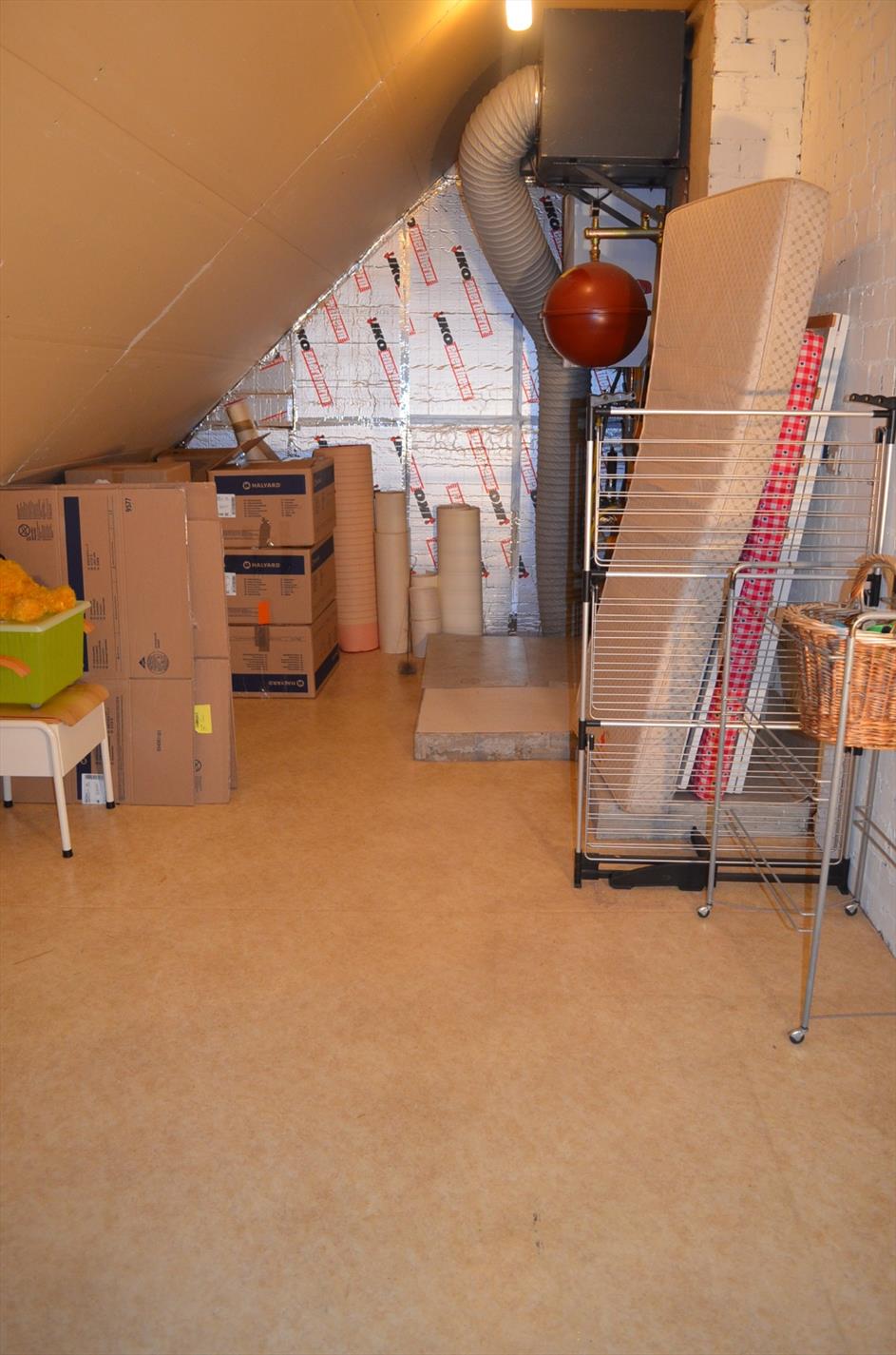 Ruime stijlvolle bel-etage met praktijkruimte, 5 slaapkamers en tuin te centrum Eeklo 