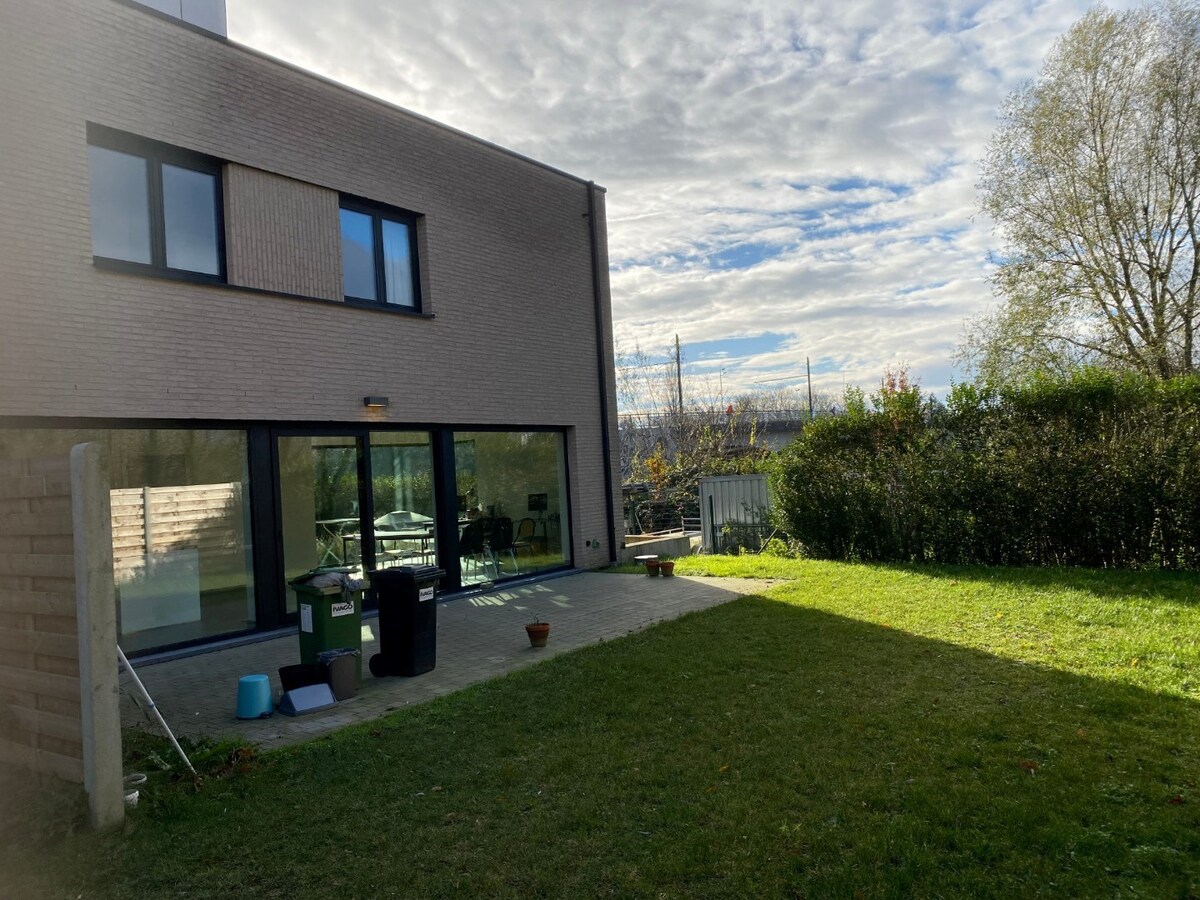 Half Open Nieuwbouw. Op 750 m van Gent-St-Pieters én aan tramhalte. 