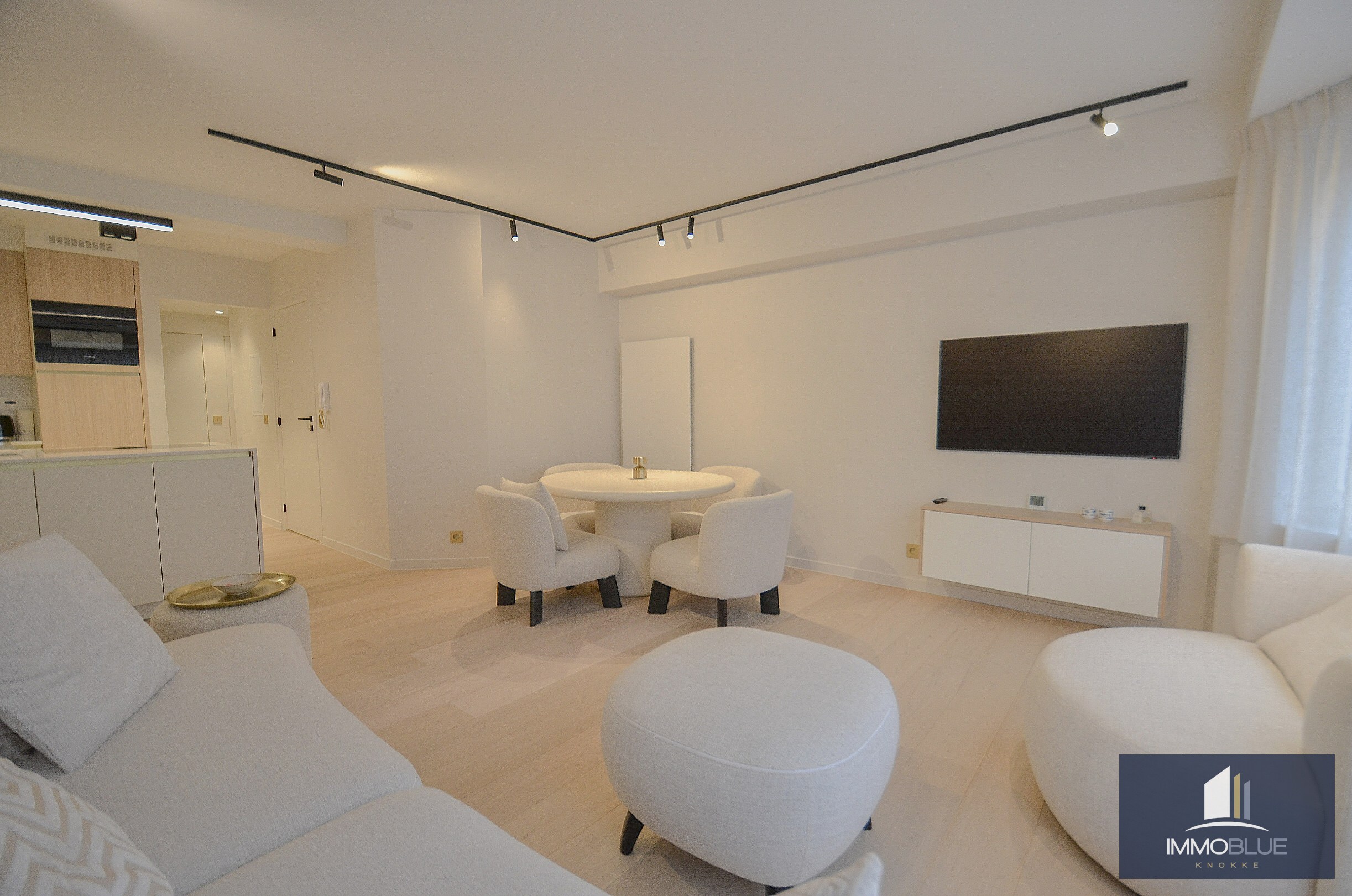 Appartement élégant entièrement rénové, à distance de marche de la mer et du centre commercial. 