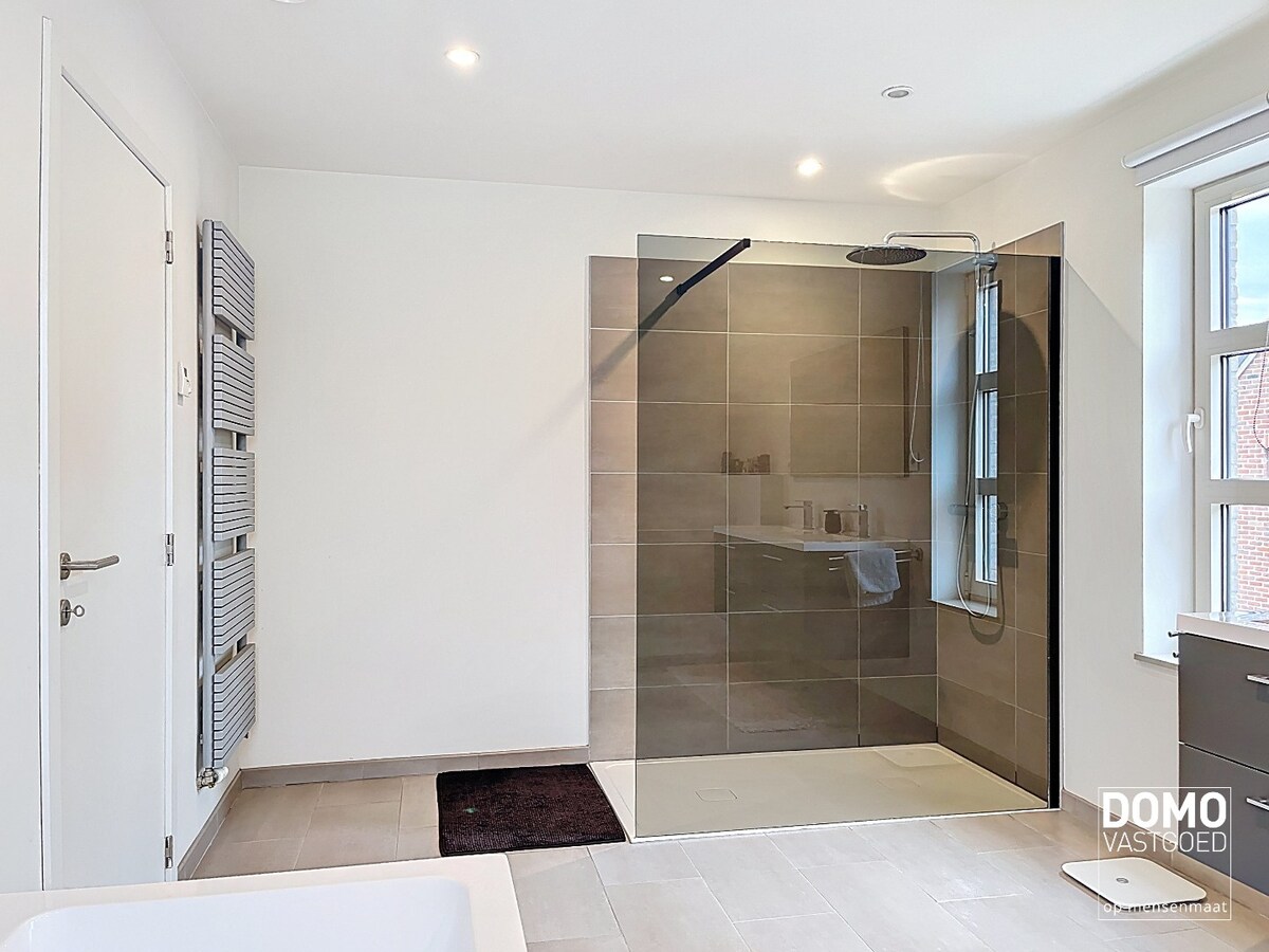 INSTAPKLARE GEZINSWONING MET 3 (MOGELIJK 4) SLAAPKAMERS EN EPC - LABEL A TE NEEROETEREN 