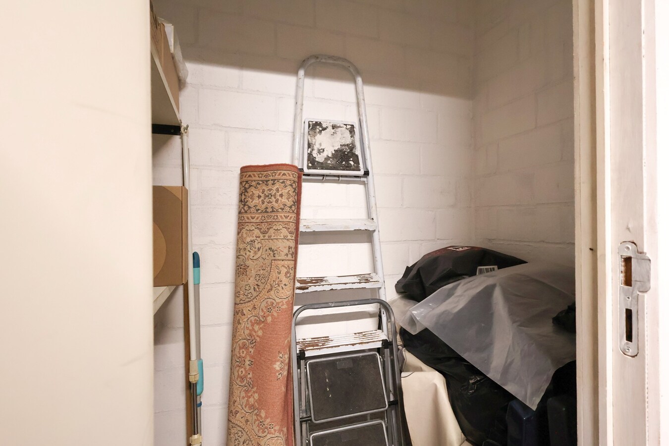 Studio met eigen terras, kelder en parkeerplaats 