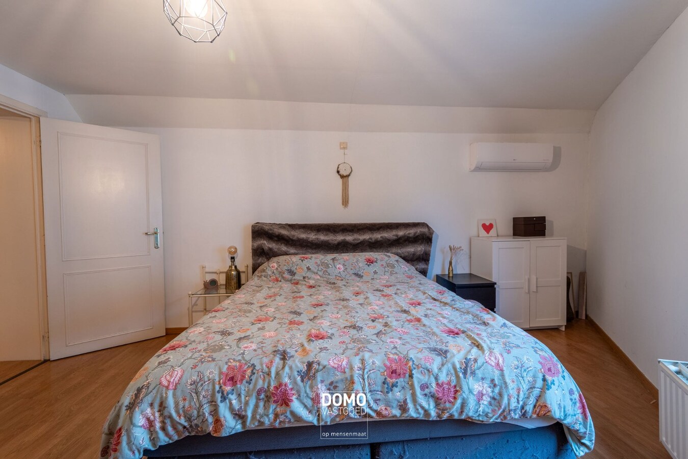 RUIME, INSTAPKLARE EN GERENOVEERDE WONING MET KANTOORGEBOUW INCLUSIEF PARKEERGELEGENHEID, TUIN EN ZWEMBAD TE MIELEN BOVEN AALST (GINGELOM) 