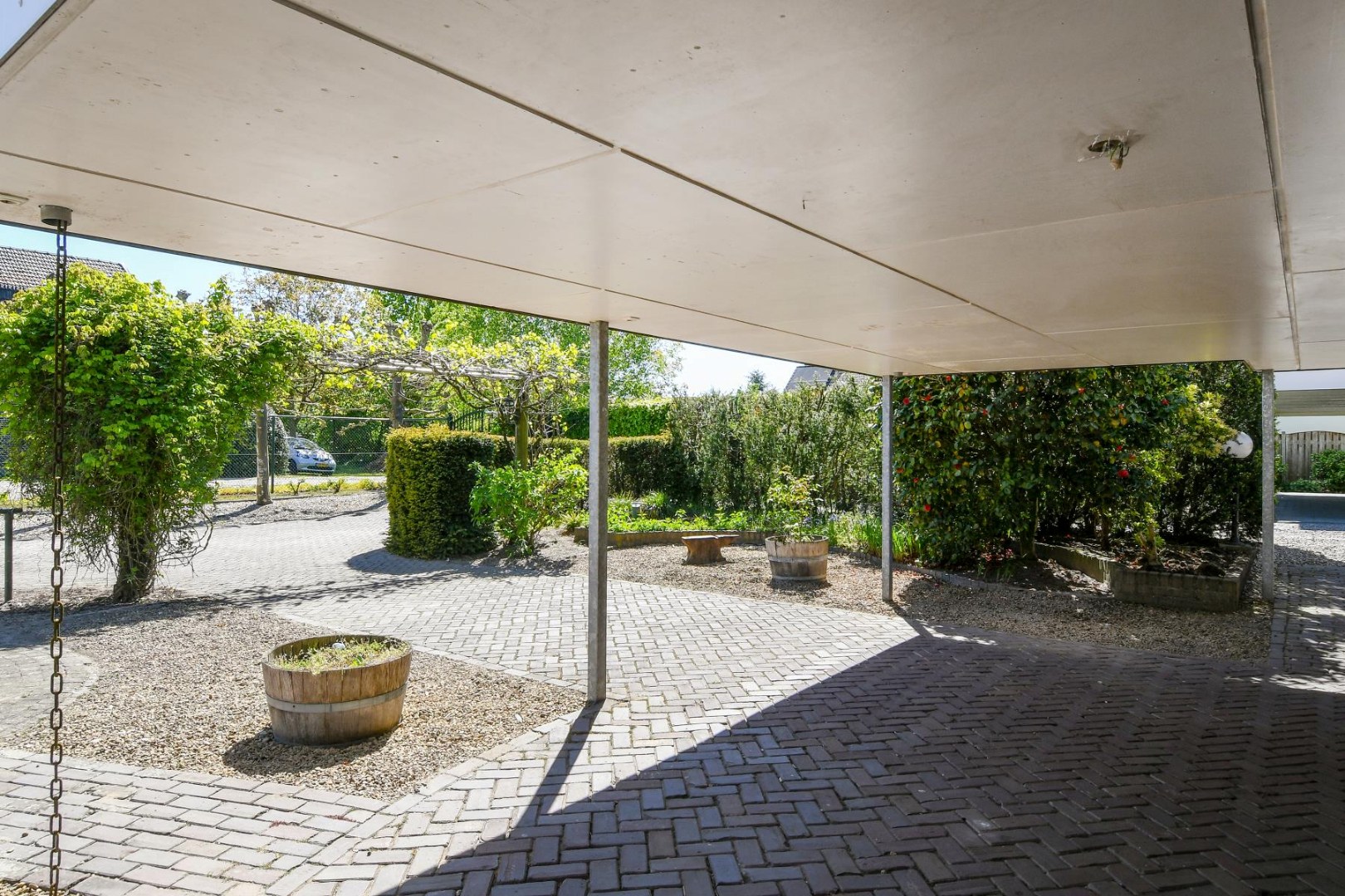 Verrassend ruime levensloopbestendige woning met vier slaapkamers, terras en souterrain met ruime hobbyruimte en inpandige garage. 