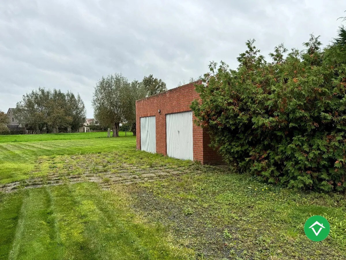 Te renoveren woning met 3  slaapkamers en bijhorend stuk grond te Koekelare 